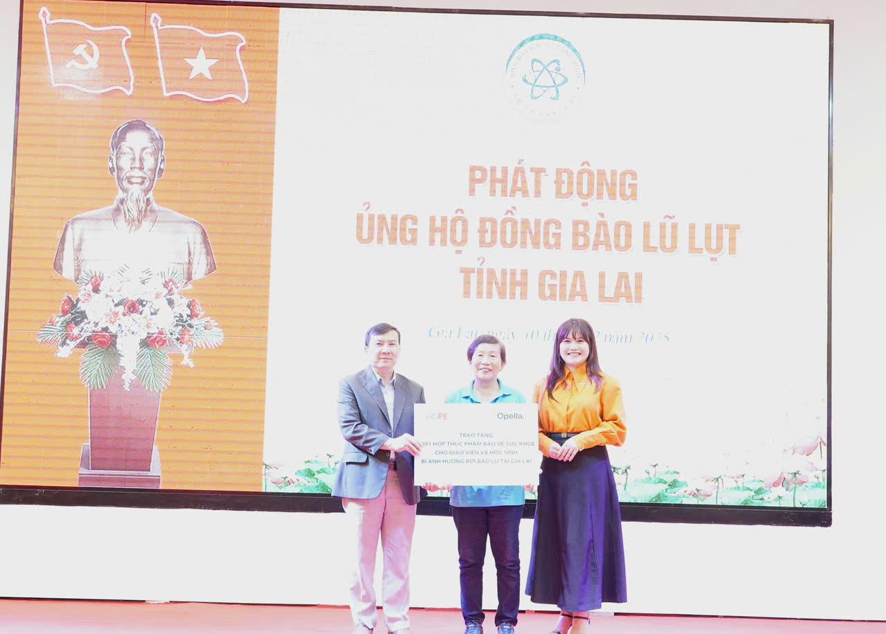 Tại Hội nghị, Bà Trương Thanh Thanh, Chủ tịch Hội đồng Quản lý Quỹ Hy vọng; ông Phạm Hiếu, Tổng biên tập Báo VnExpress; Bà Phạm Ngọc Anh, Chánh Văn phòng Tập đoàn FPT trao Hỗ trợ tái thiết sau bão với số tiền 3,35 tỷ đồng cho 9 trường học tại Gia Lai và 1.891 hộp thực phẩm bảo vệ sức khỏe trị giá hơn 300 triệu đồng cho giáo viên và học sinh tại Gia Lai.