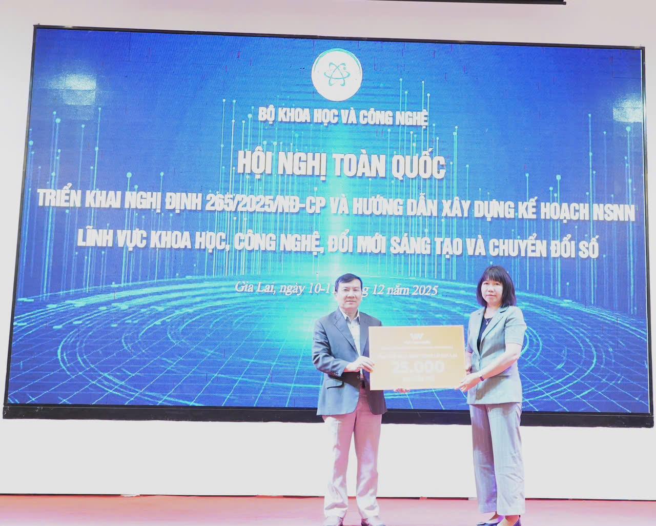 Bà Trần Bảo Hồng, Giám đốc tài chính của Công ty cổ phần Viễn thông di động Vietnamobile trao ủng hộ 25 nghìn quyển vở cho học sinh.