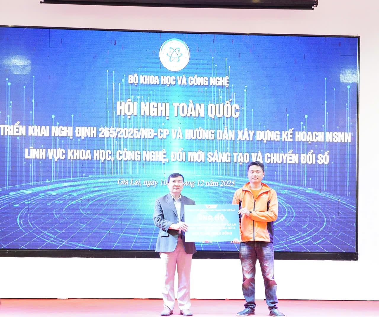 Ông Võ Việt Thanh, đại diện Công ty Cổ phần giải pháp thanh toán Việt Nam -Vnpay trao suất ủng hộ 100 triệu đồng.