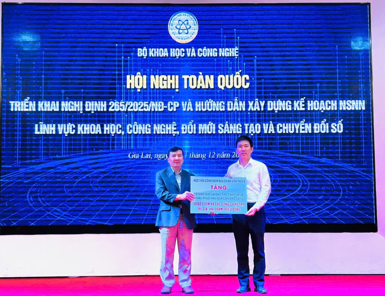 Ông Đinh Hồng Hải, đại diện Học viên Công nghệ Bưu chính viễn thông trao suất tài trợ 30 bộ STEM liên quan công nghệ chiến lược và các công cụ hỗ trợ trị giá 200 triệu đồng.